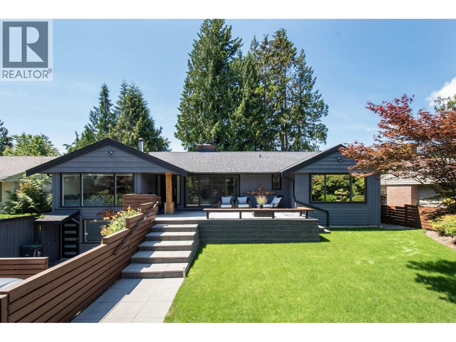 3855 Hillcrest Ave, North Vancouver, BC V7R 4B7