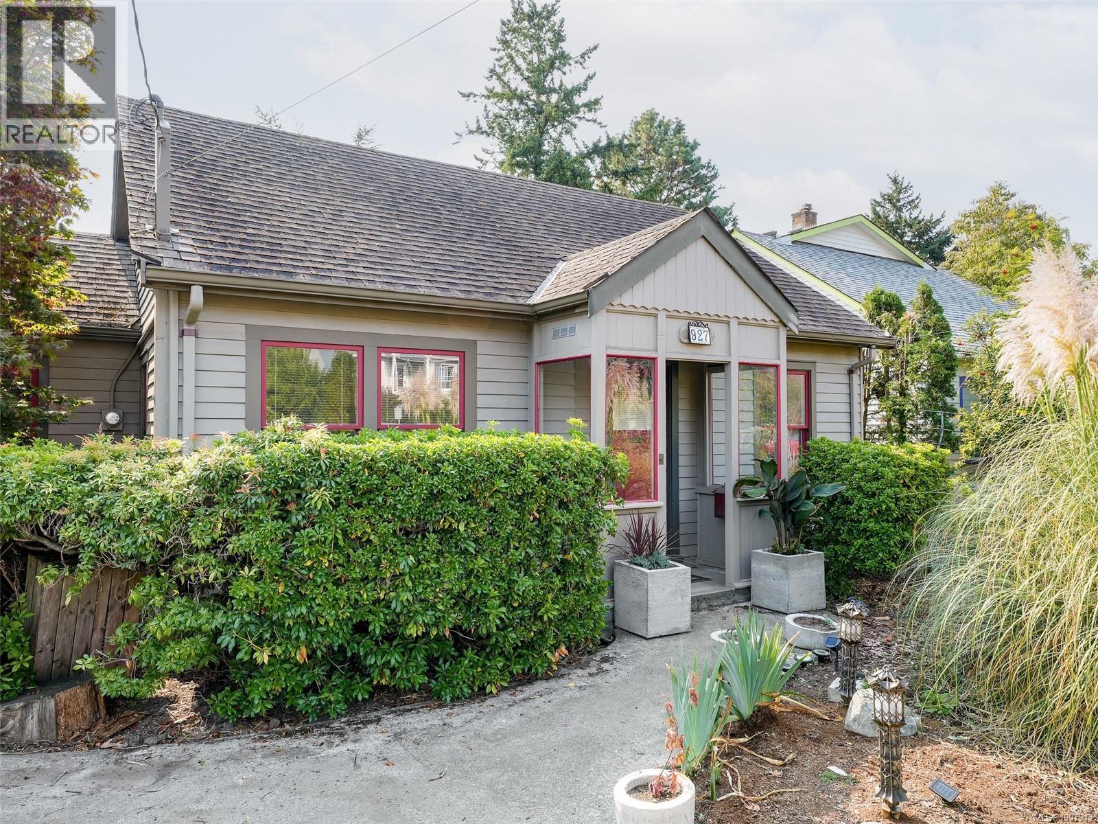 927 Dunsmuir Rd, Esquimalt, BC V9A 5C4