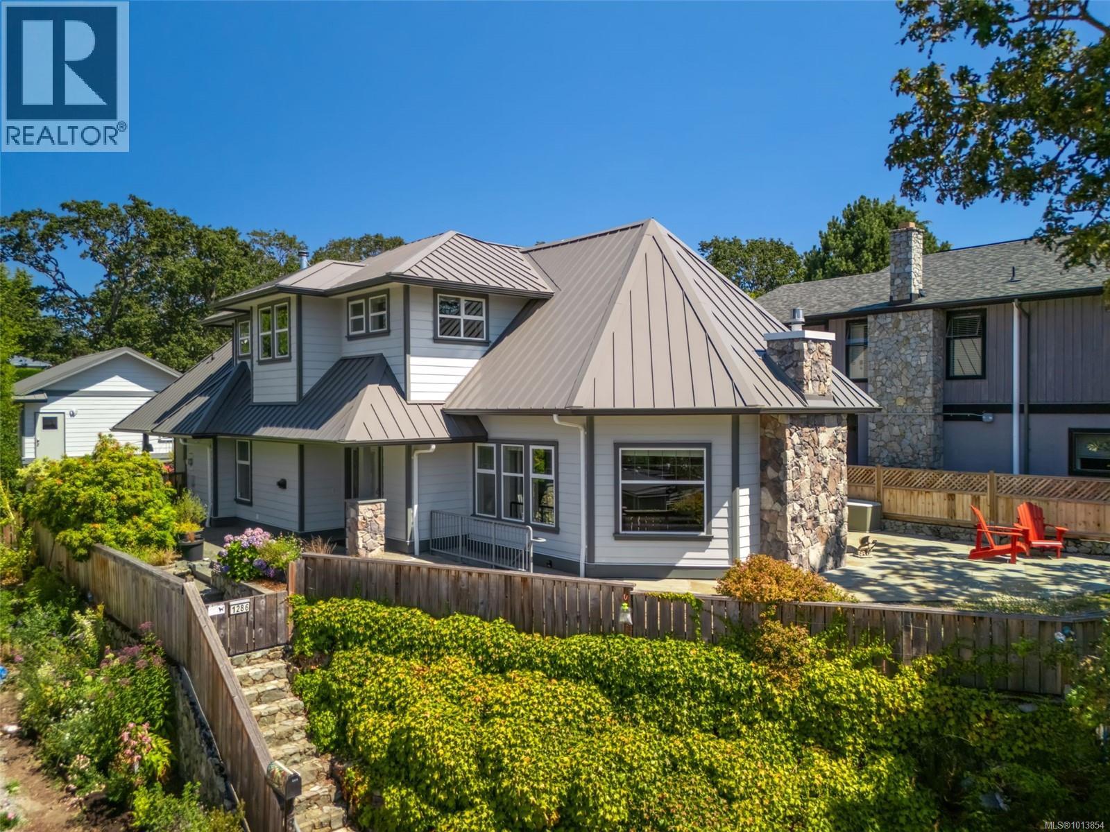 1286 Ocean View Dr, Saanich, BC V8P 1J7