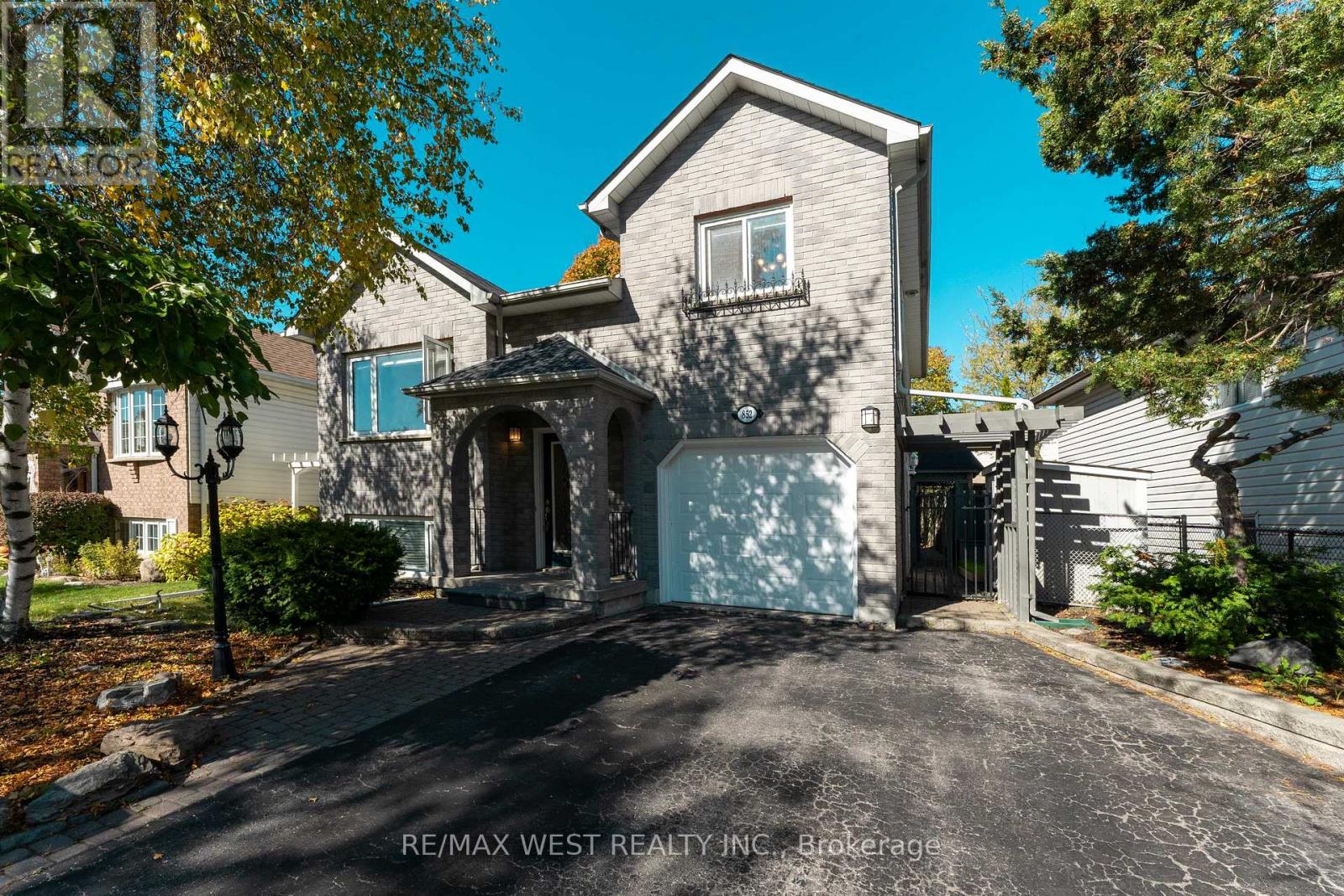 852 Beatrice St E, Oshawa, ON L1K 2H7