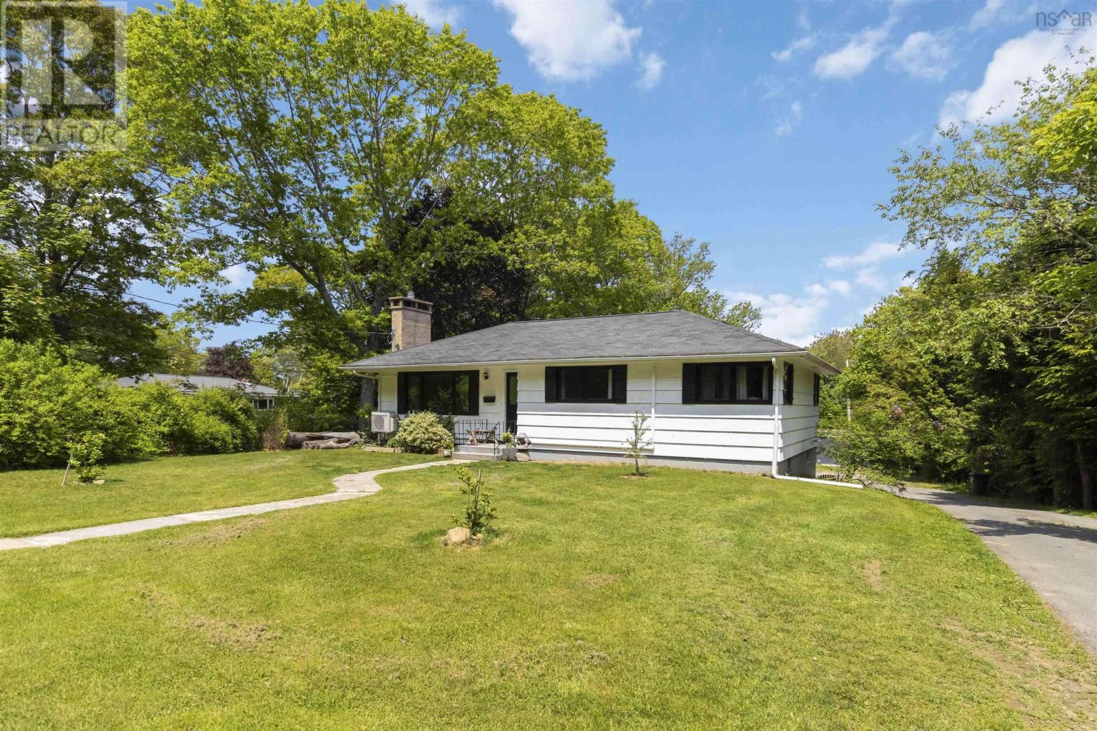 51 Albert St, Bridgewater, NS B4V 1G7