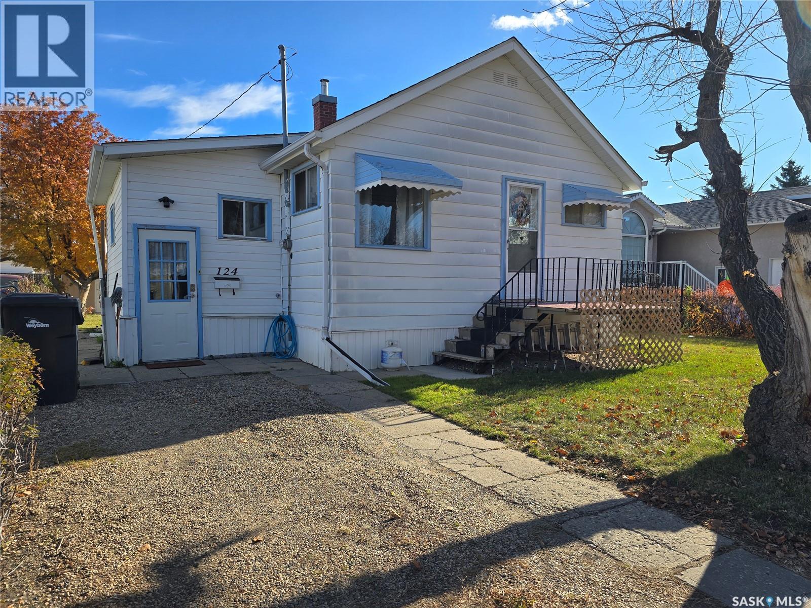 124 10 Street, Weyburn, SK S4H 1G9