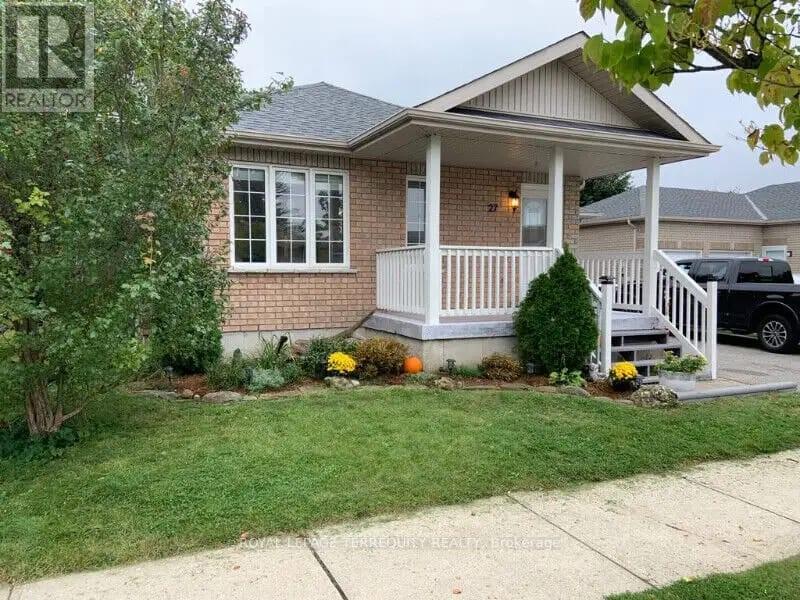 27 Watson Dr, Barrie, ON L4M 6W3