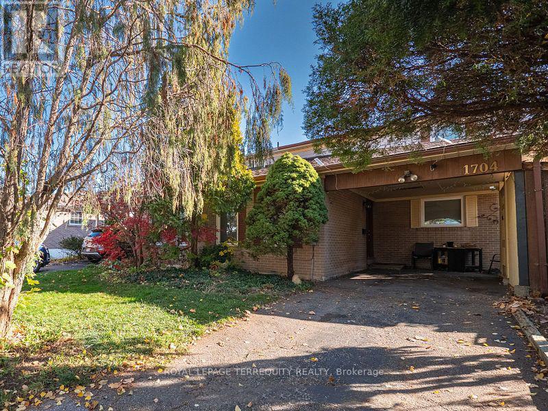 1704 Oberon Cres, Mississauga, ON L4X 2K8