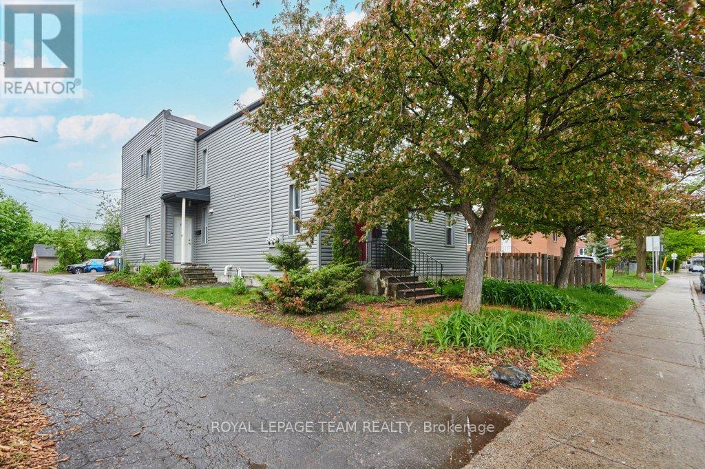 62 Laurel St, Ottawa, ON K1Y 3E2