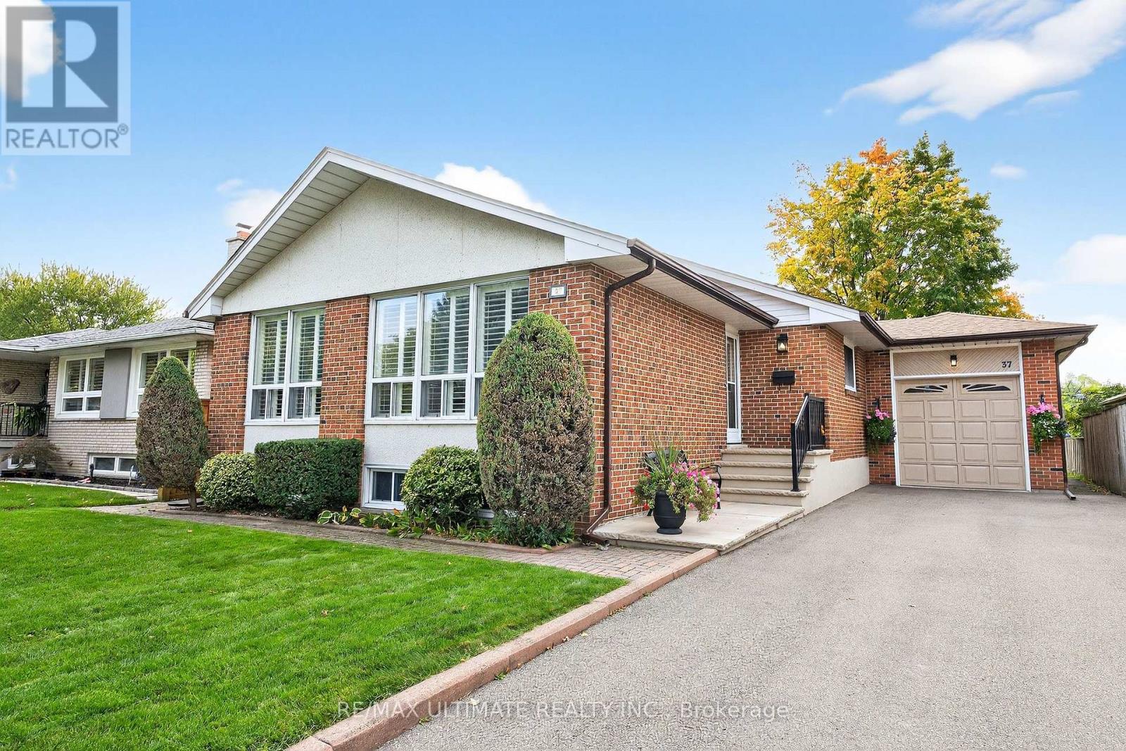 37 Tapley Dr, Toronto, ON M9R 3P2