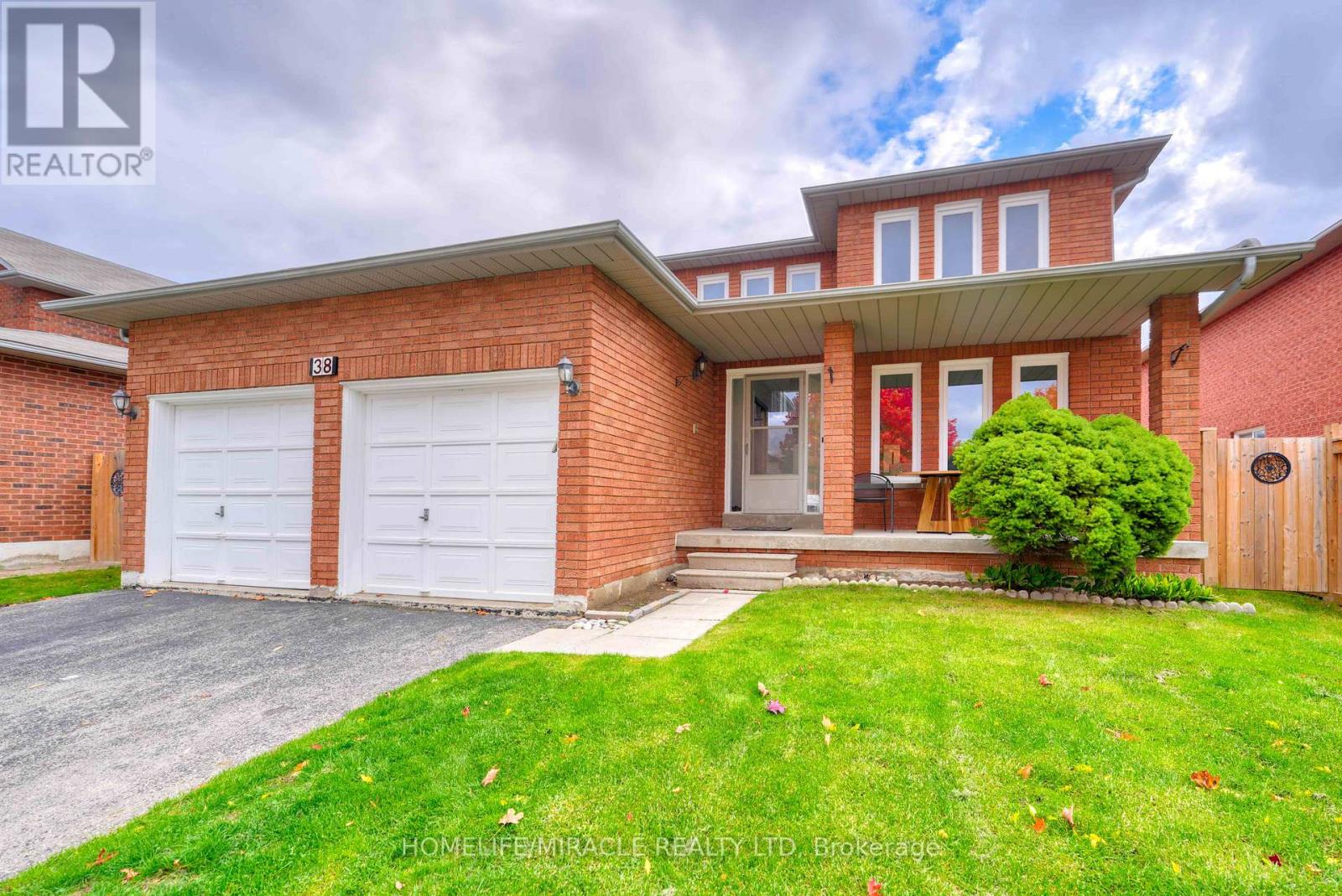 38 Falstaff Cres, Whitby, ON L1R 1W3