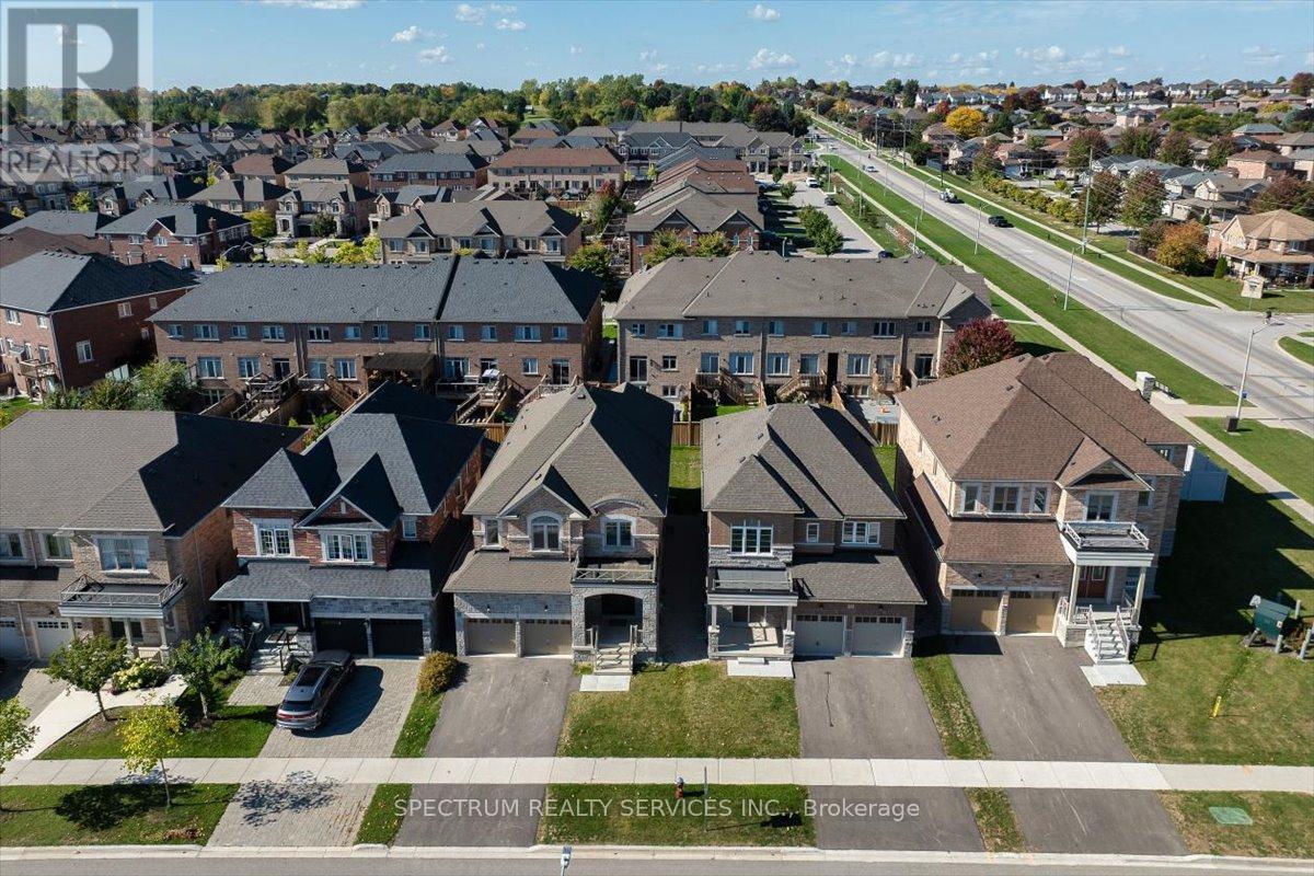 12 Barrow Ave, Bradford West Gwillimbury, ON L3Z 2A6