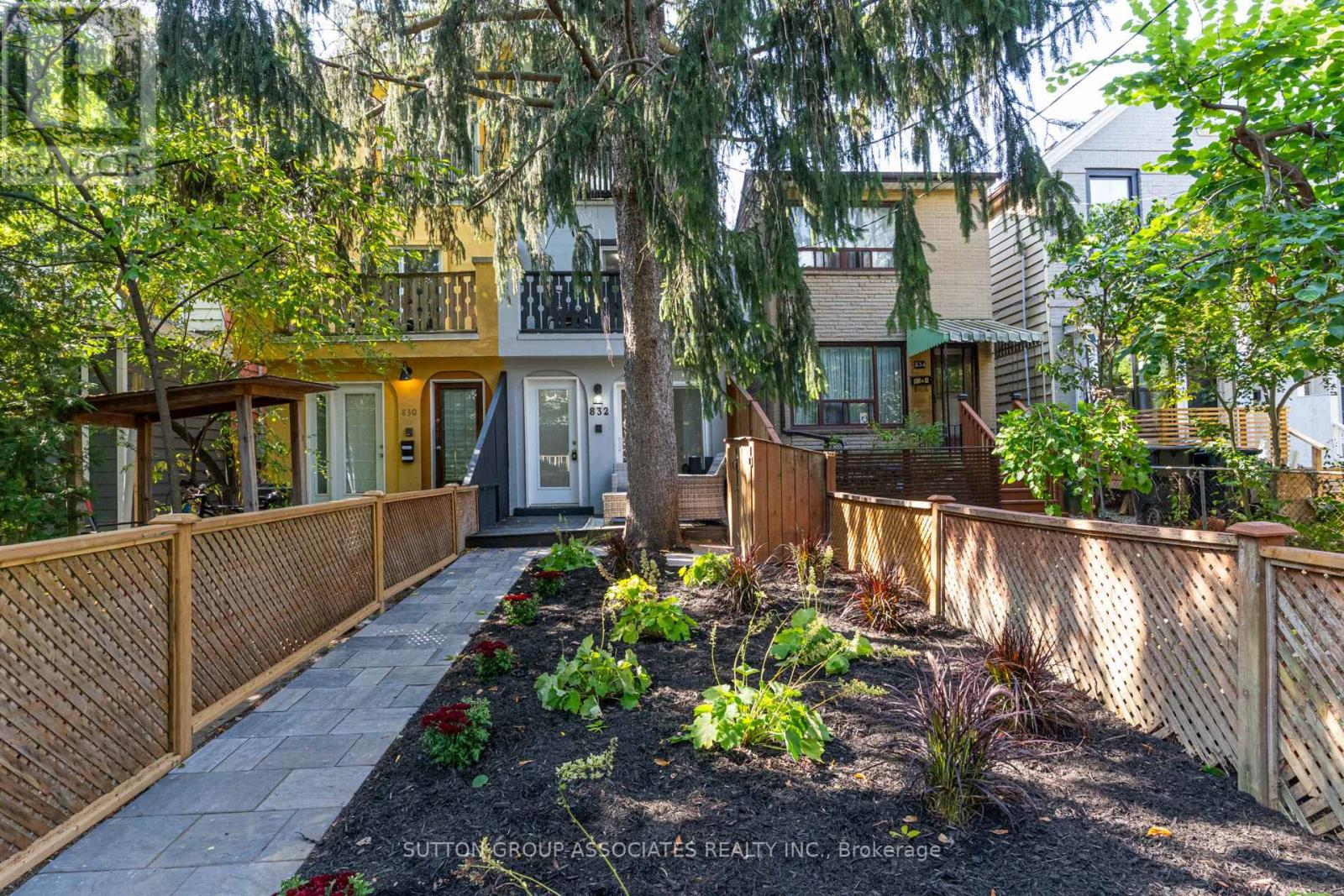 832 Manning Ave, Toronto, ON M6G 2W8