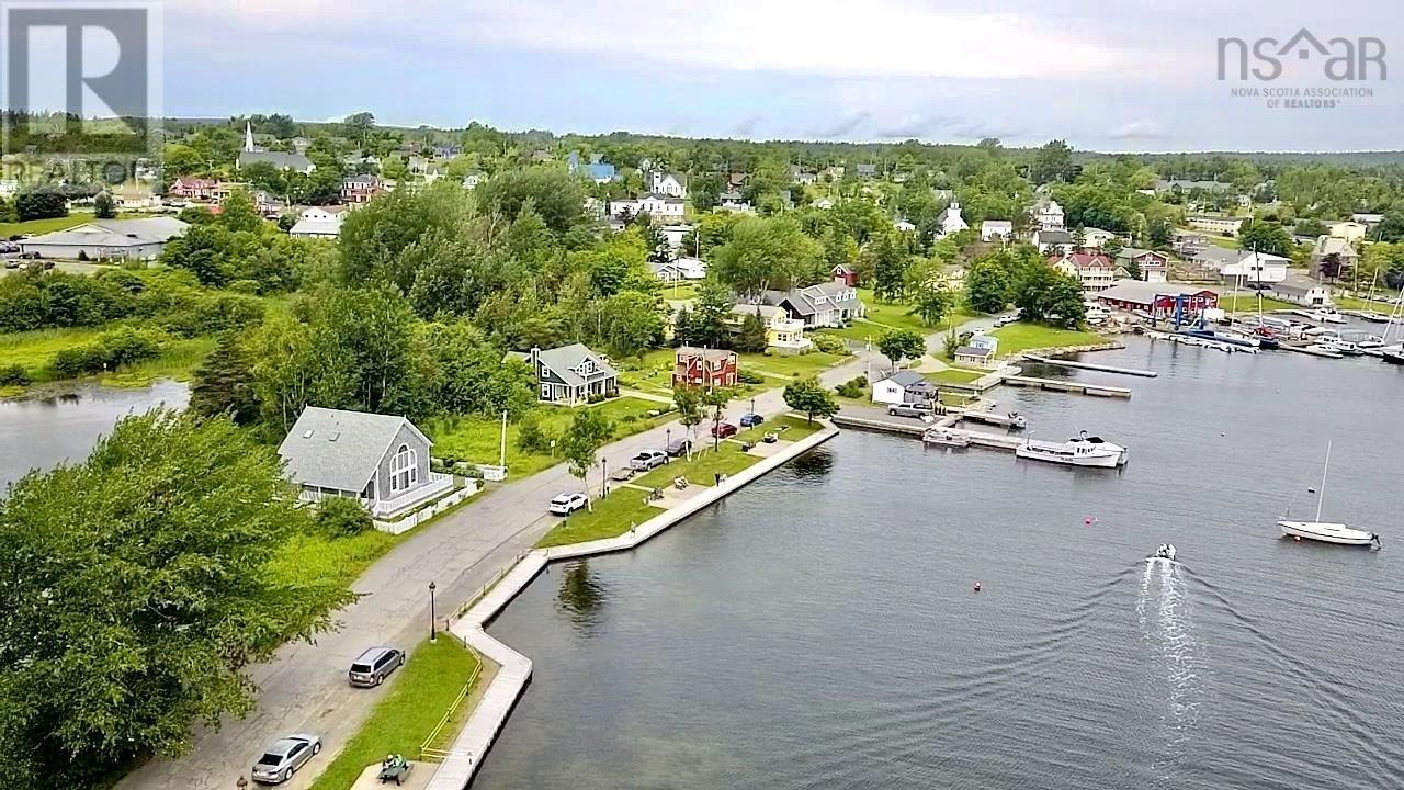 70 Water St, Baddeck, NS B0E 1B0