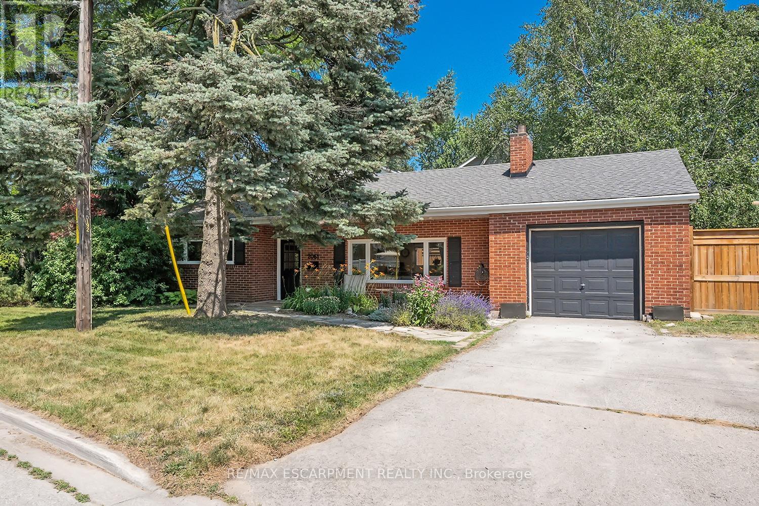 2061 Halton Pl, Burlington, ON L7R 1P8