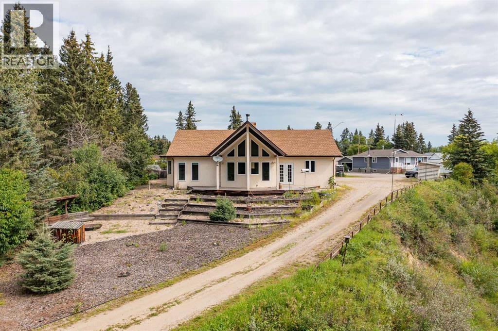 126 4 St, Leslieville, AB T0M 1H0
