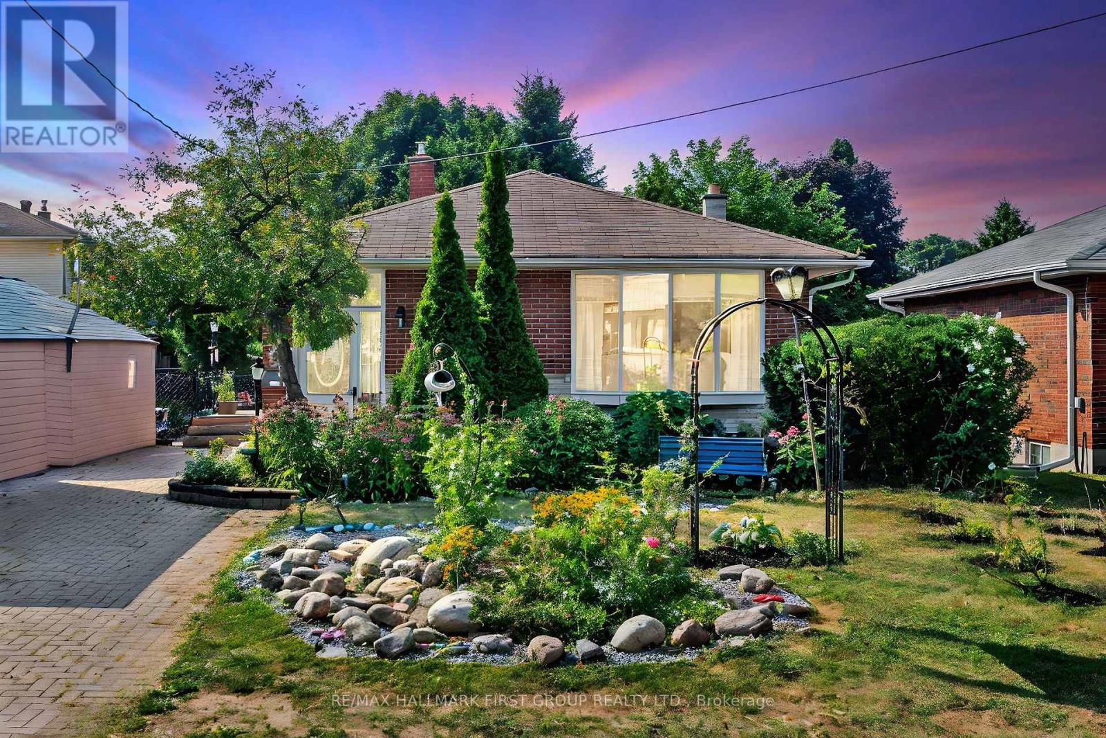205 Saint Peter St, Whitby, ON L1N 1J2