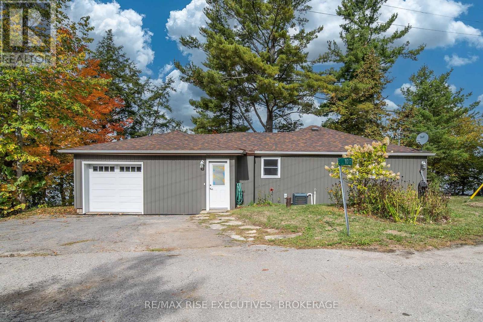 1017 Woods Ln, South Frontenac, ON K0H 1W0
