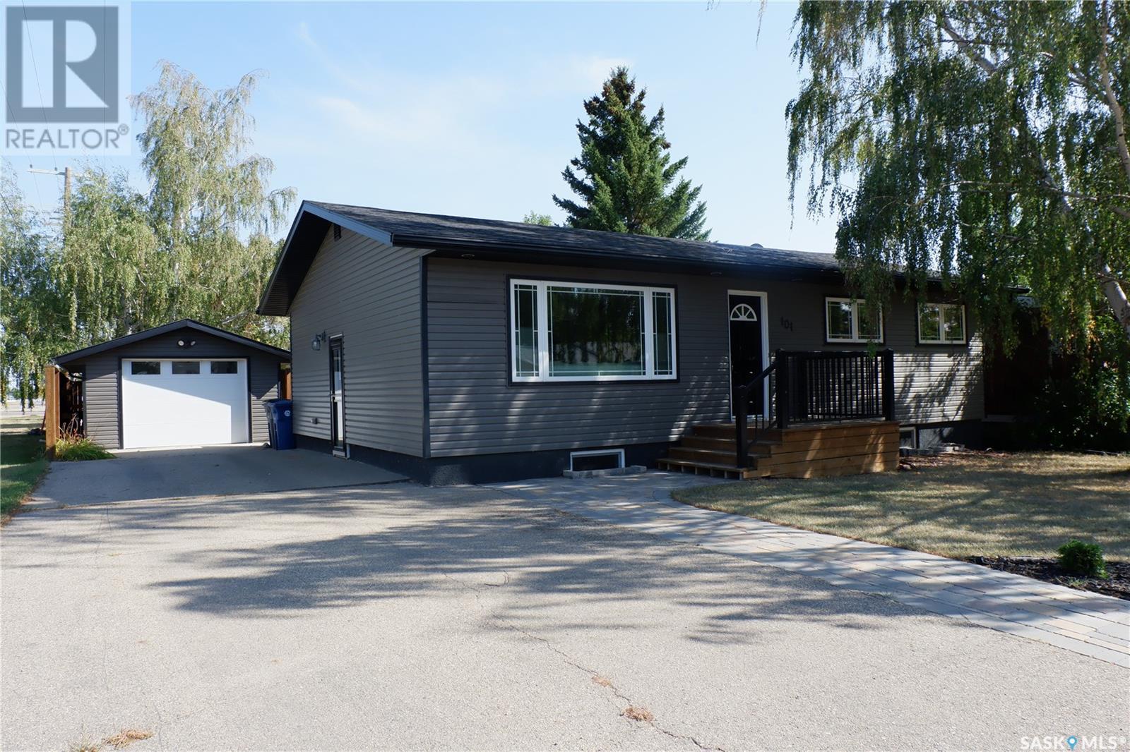 101 Empire Pl, Assiniboia, SK S0H 0B0