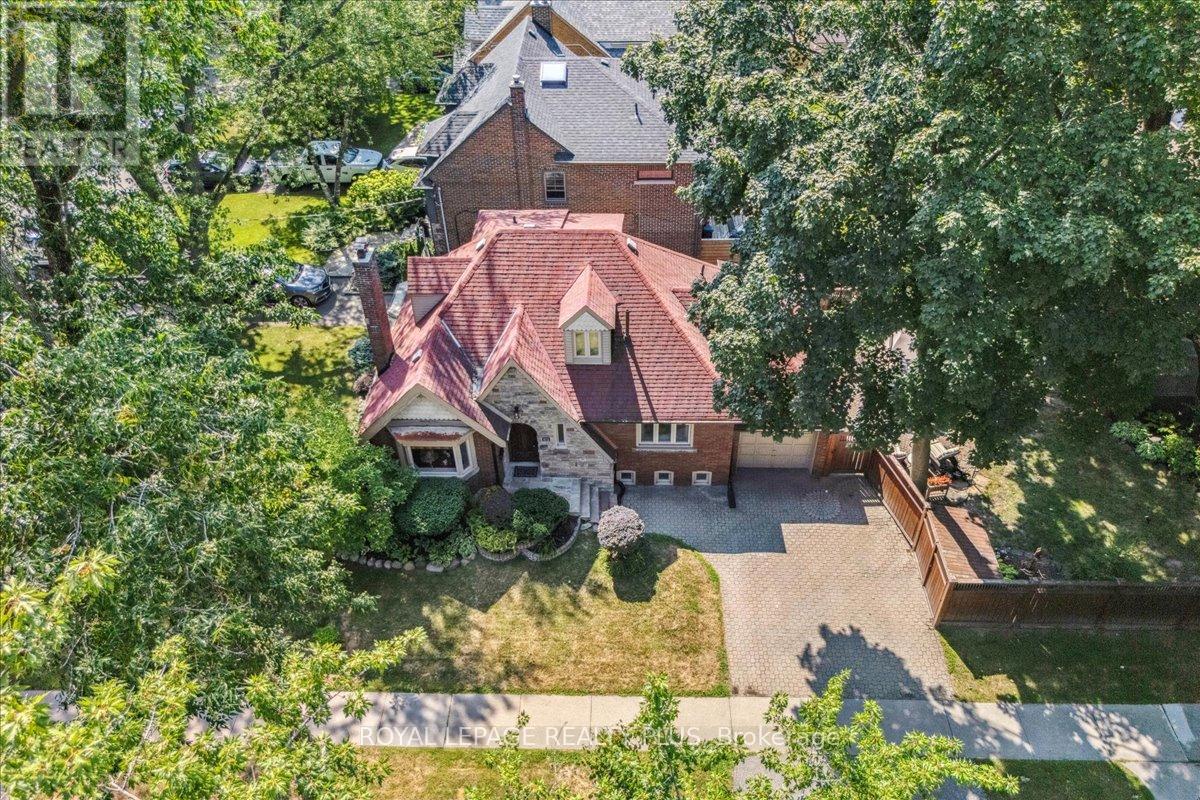 1048 Royal York Rd, Toronto, ON M8X 2G7