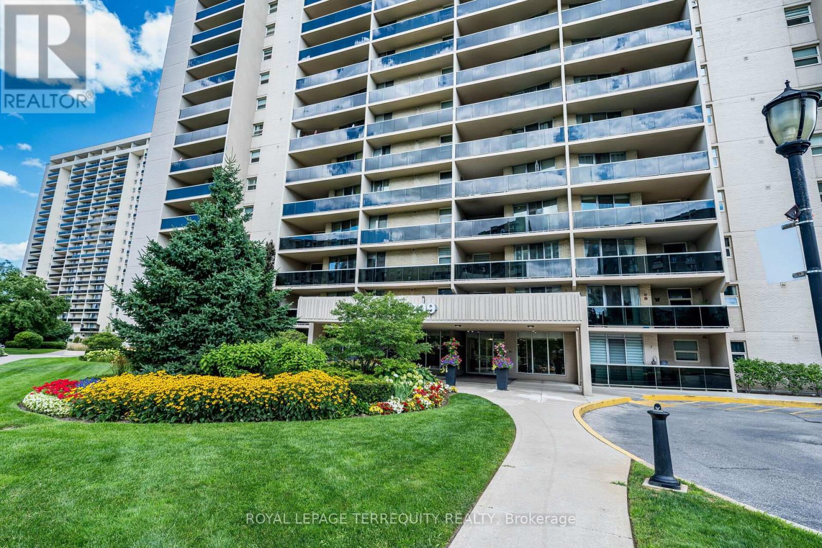 210 299 Mill Rd, Toronto, ON M9C 4V9