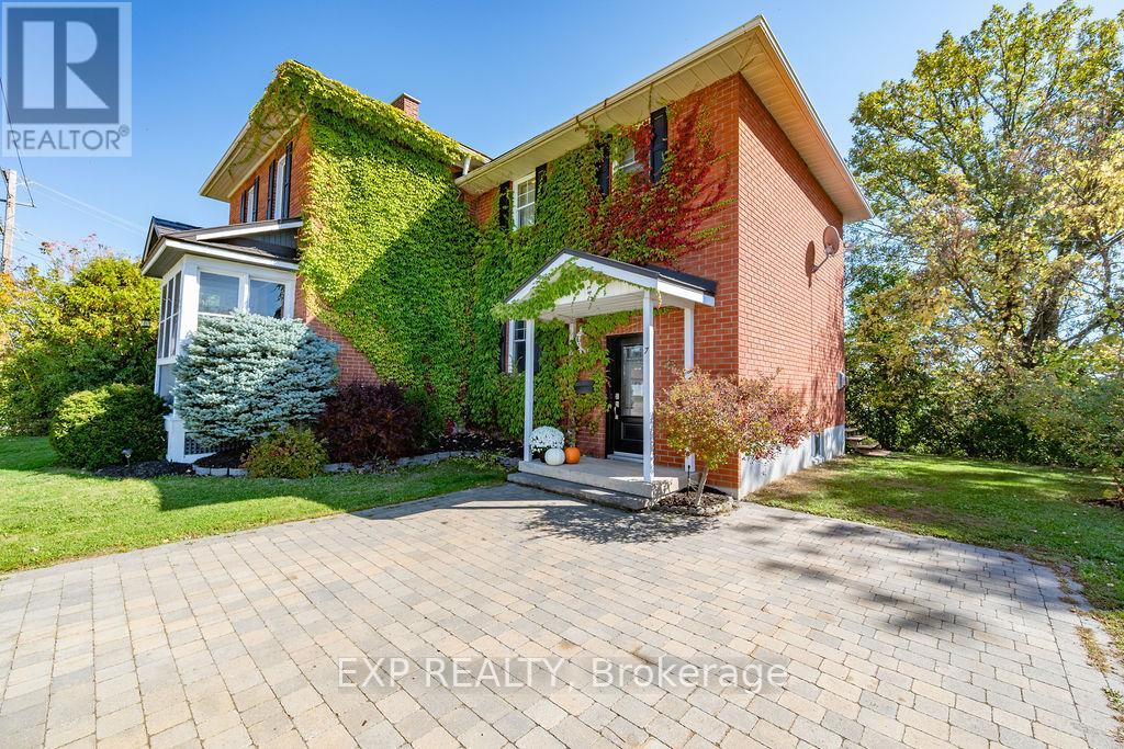 7 Hincks Ave W, Renfrew, ON K7V 3S5