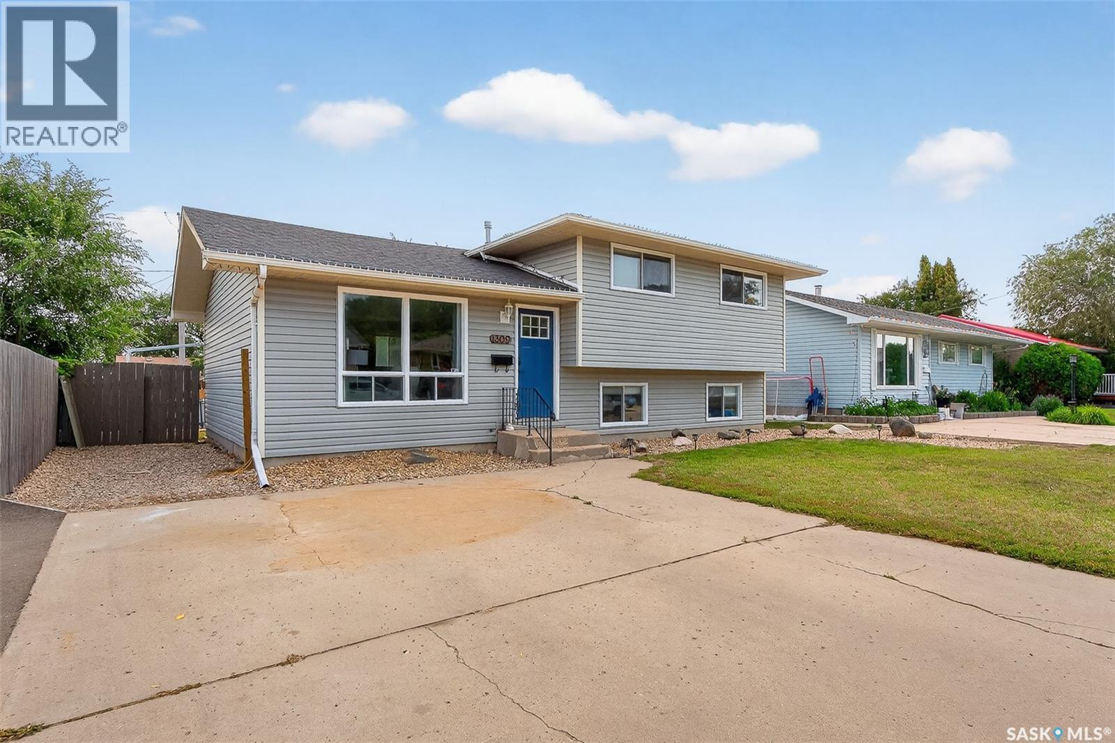1309 Hochelaga St W, Moose Jaw, SK S6H 6C3