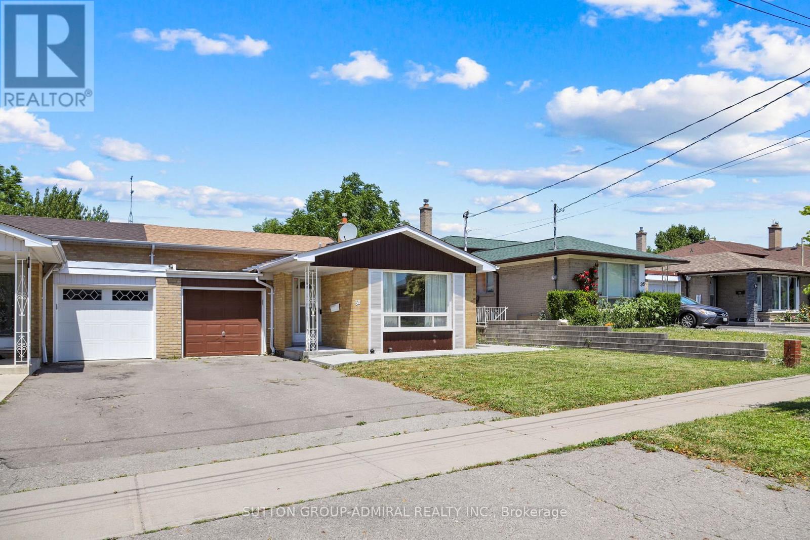 38 Frankton Cres, Toronto, ON M3J 1C1