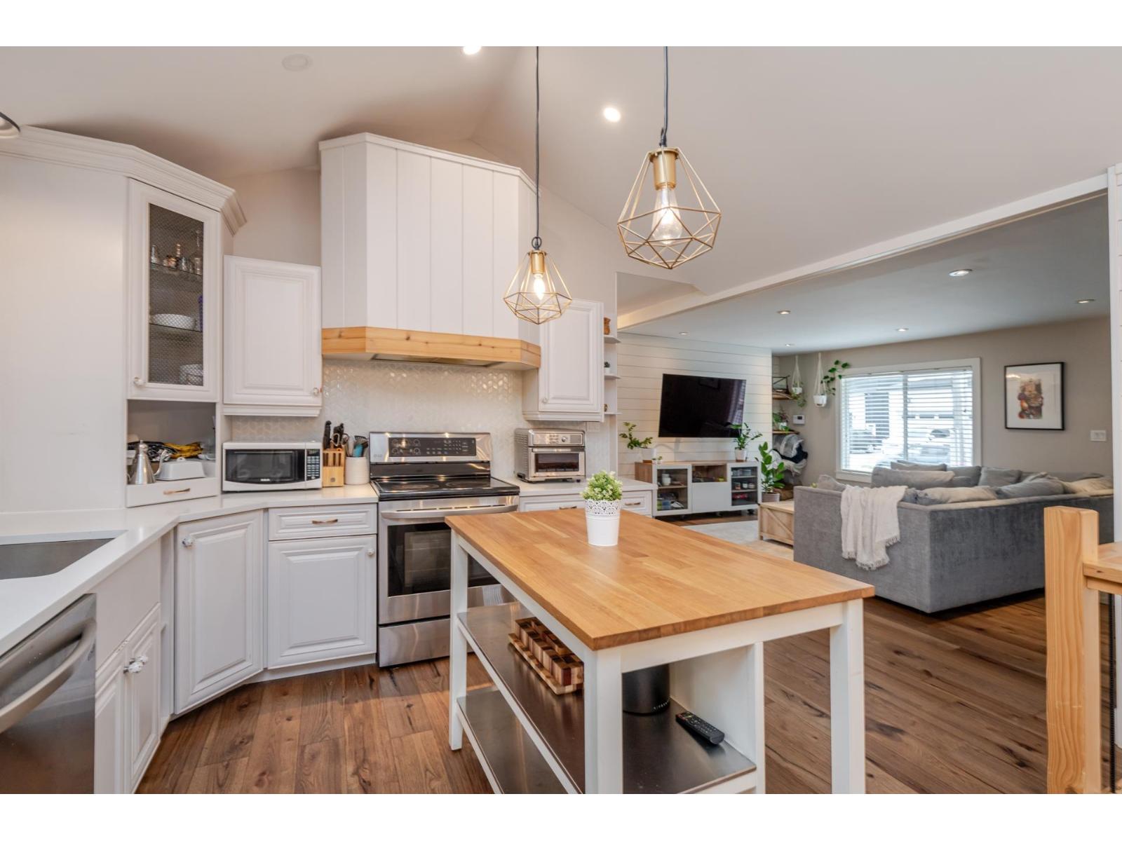 33986 Walnut Ave, Abbotsford, BC V2S 2S5