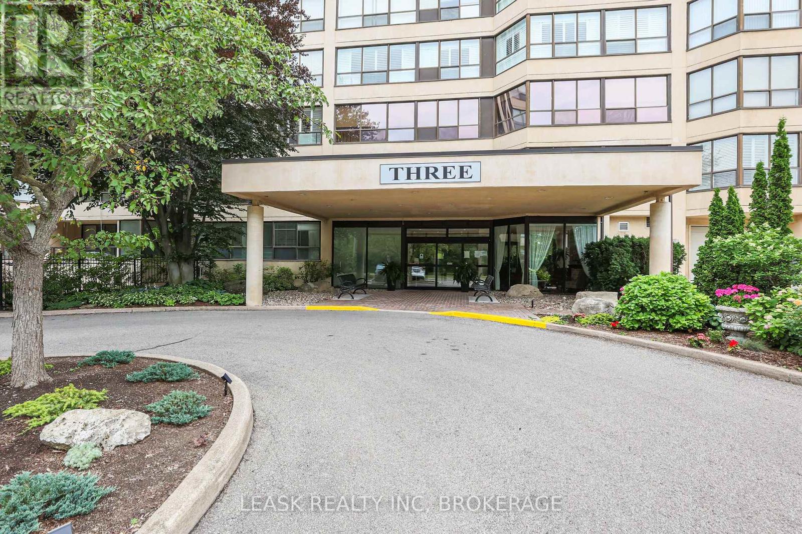 303 3 Towering Hts Blvd, St. Catharines, ON L2T 4A4