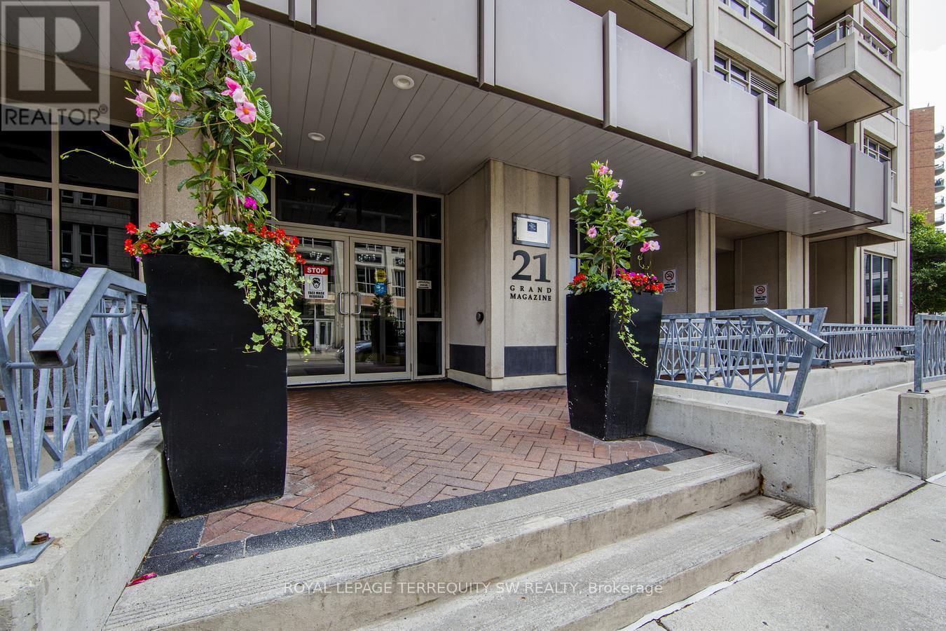 1707 21 Grand Magazine St, Toronto, ON M5V 1B4