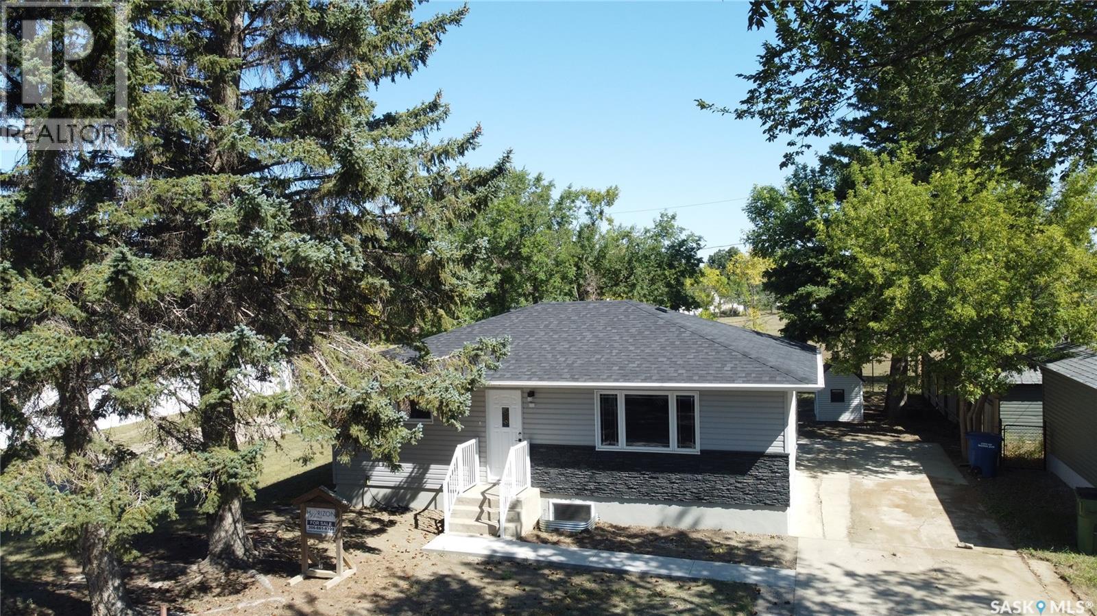 1143 13 Avenue Northwest, Moose Jaw, SK S6H 4N5