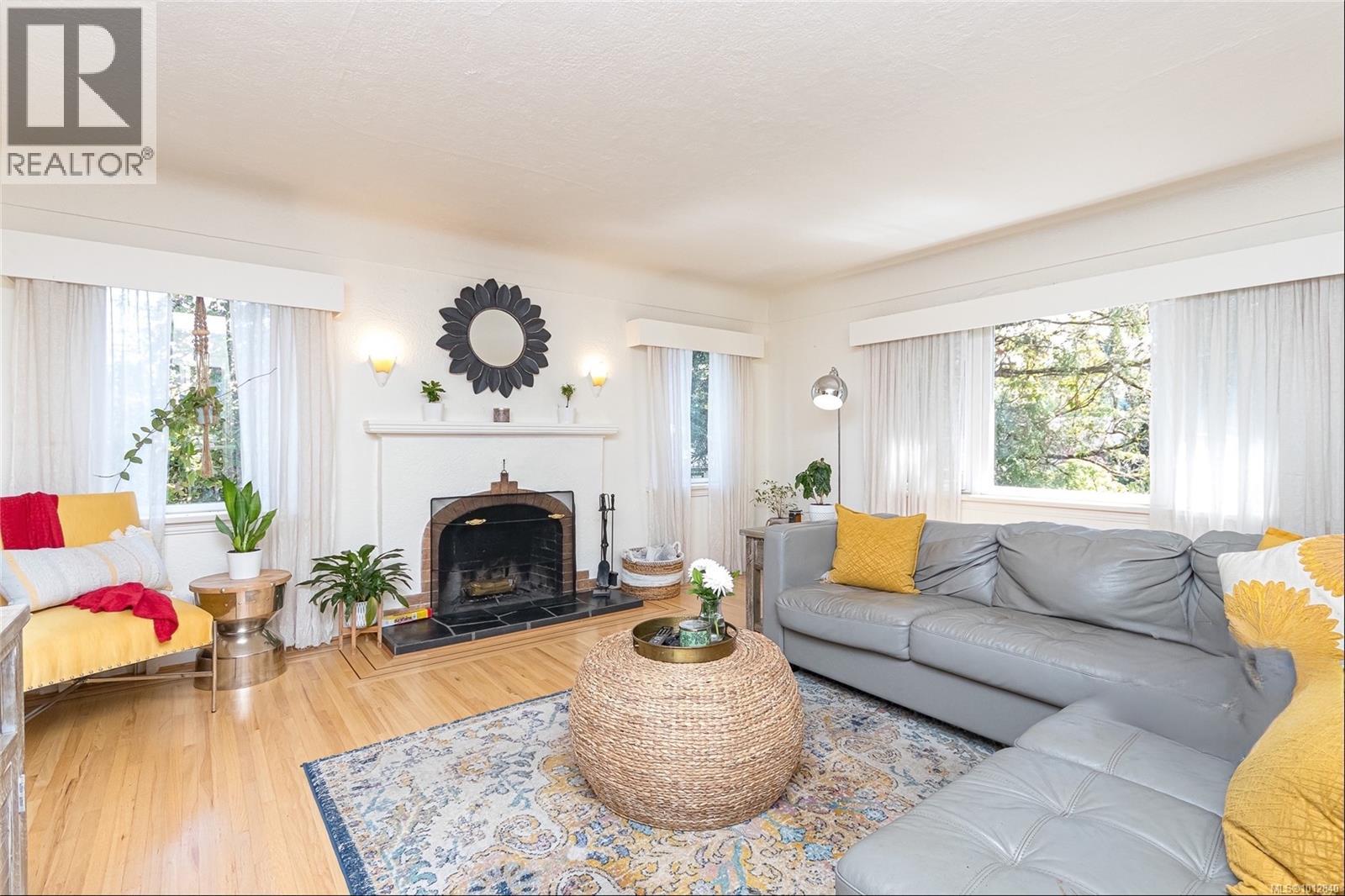 3074 Colquitz Ave, Saanich, BC V9A 2M3