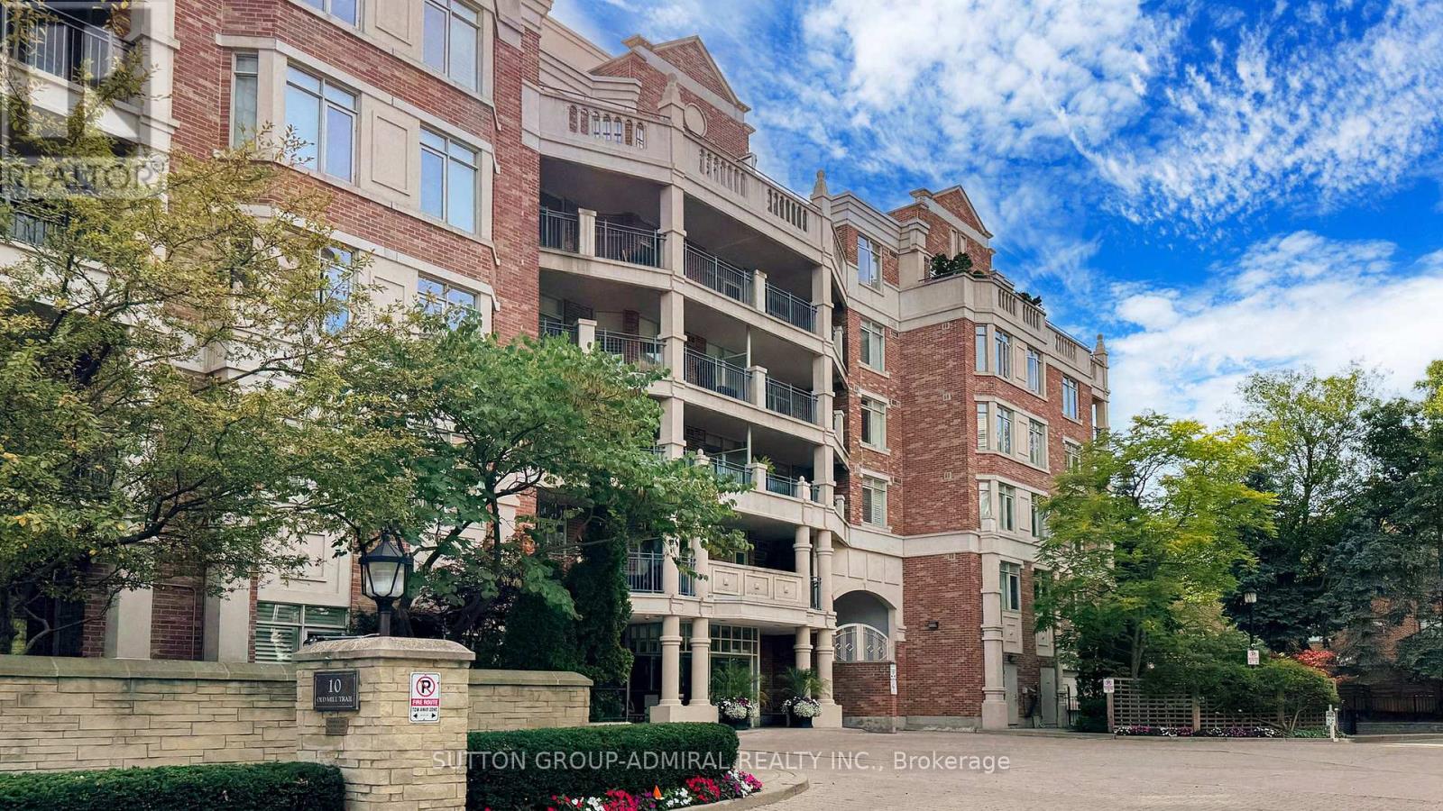 207 10 Old Mill Trl, Toronto, ON M8X 2Y9