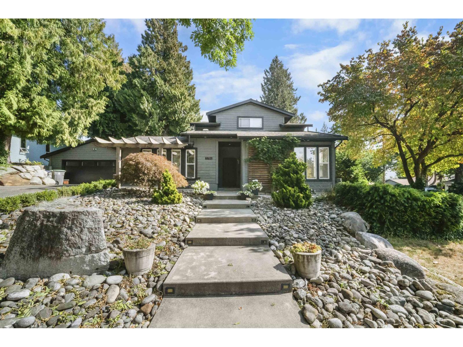 5786 Aberdeen St, Surrey, BC V3S 4W2