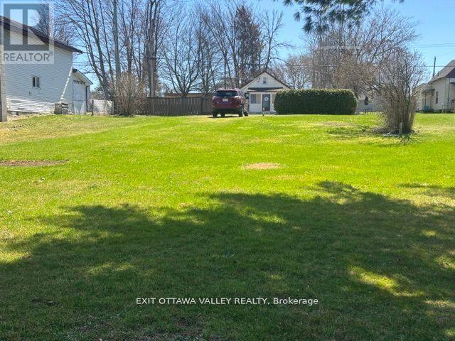 1105 Bronx St, Pembroke, ON K8A 6G8