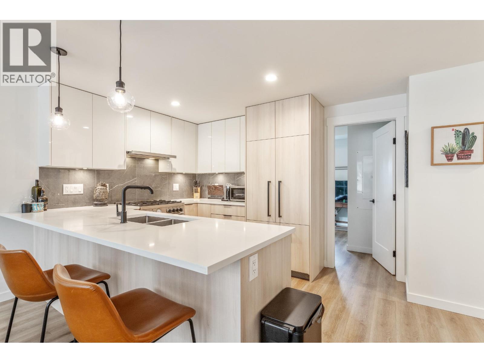 237 Ridgeway Avenue Unit 6, North Vancouver, BC V7L 0H6