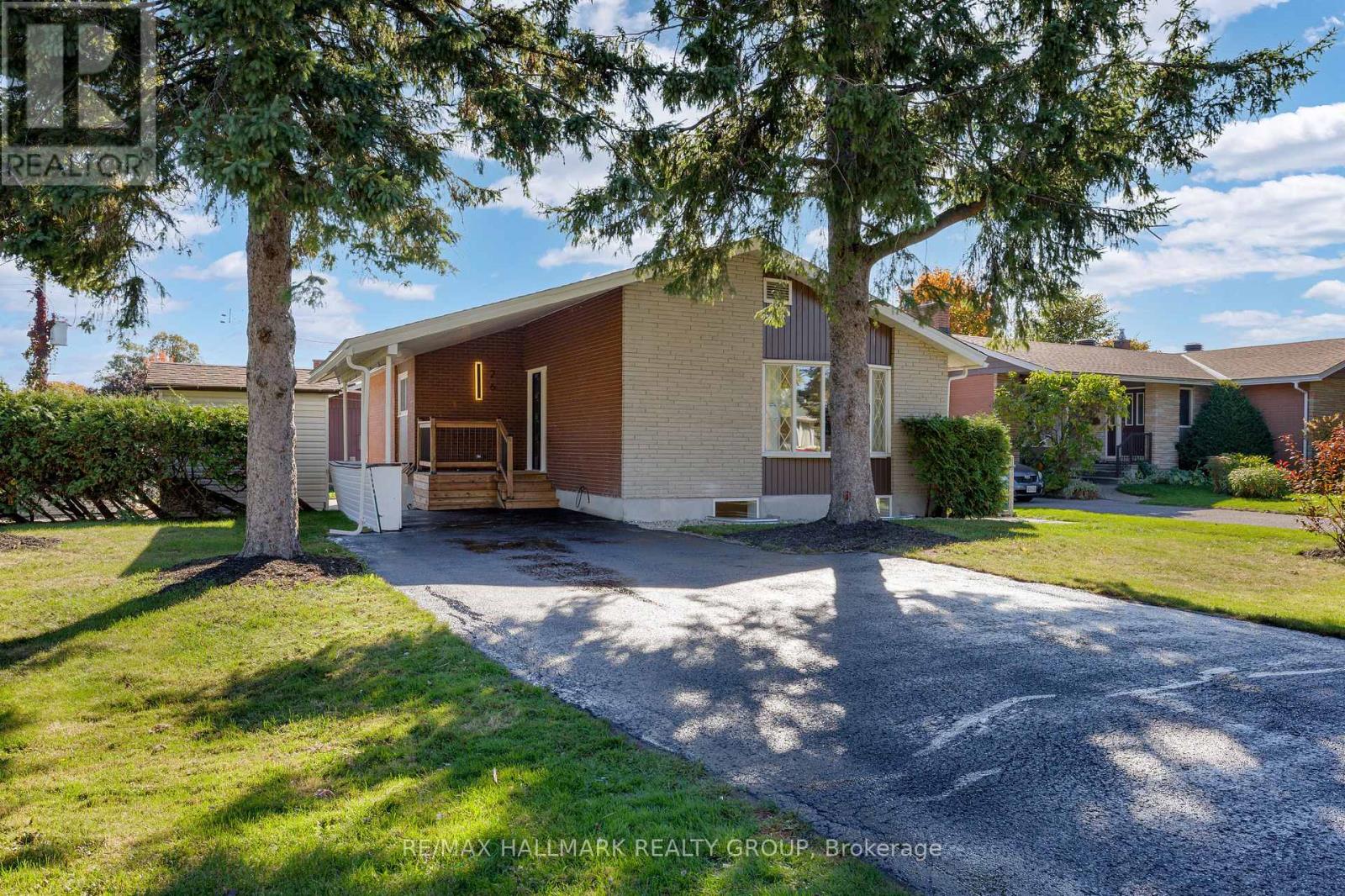 26 Spring Garden Ave, Ottawa, ON K2G 3B4