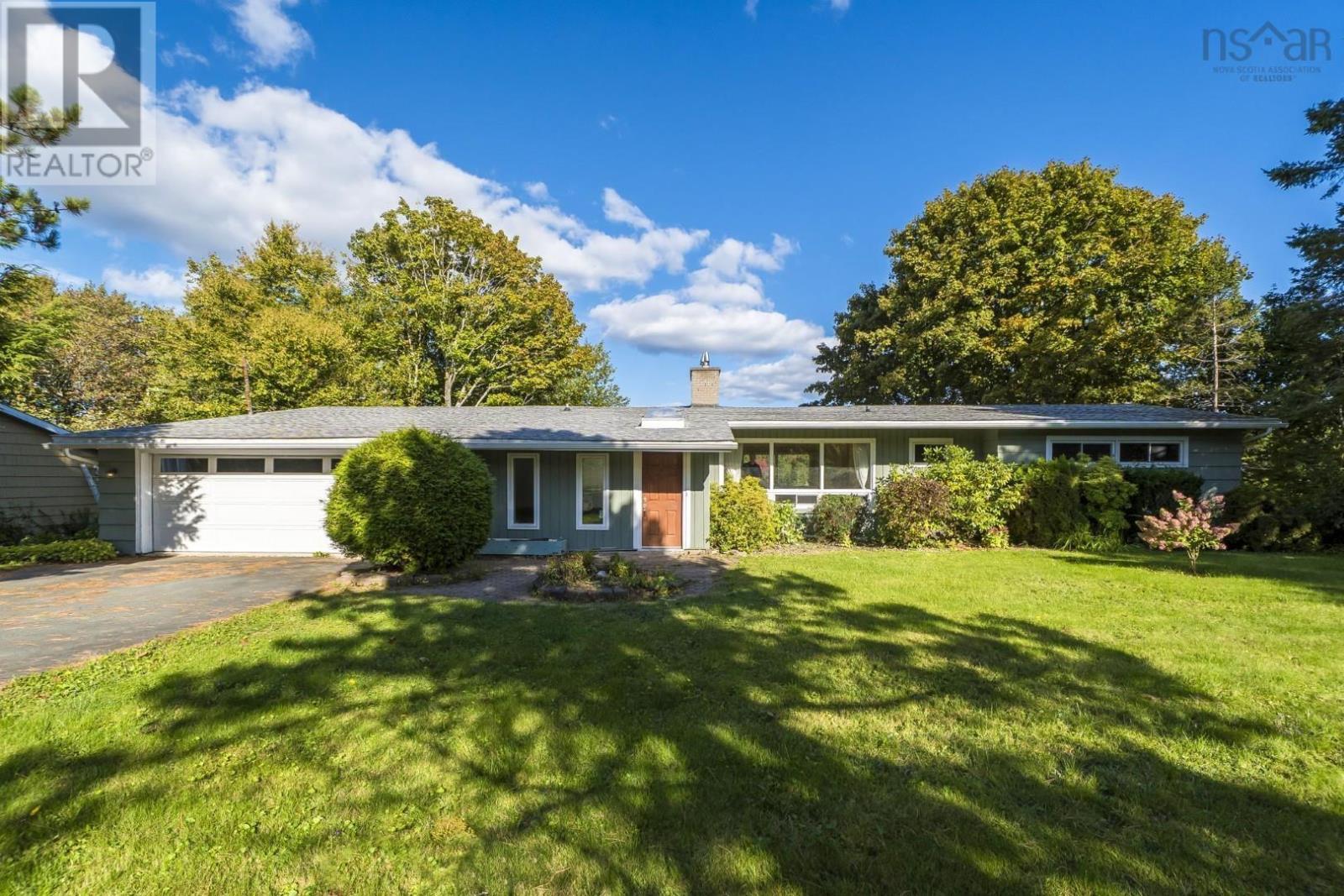 21 Wildwood Blvd, Dartmouth, NS B2W 2L7
