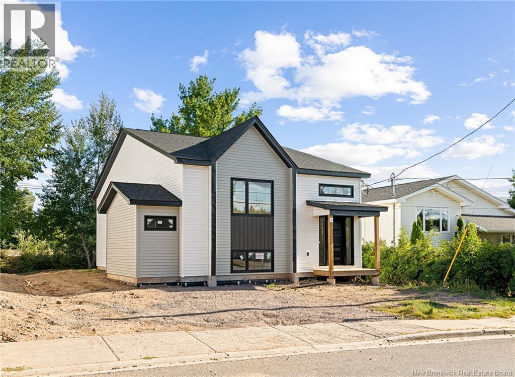 220 Gould St, Dieppe, NB E1A 1V1