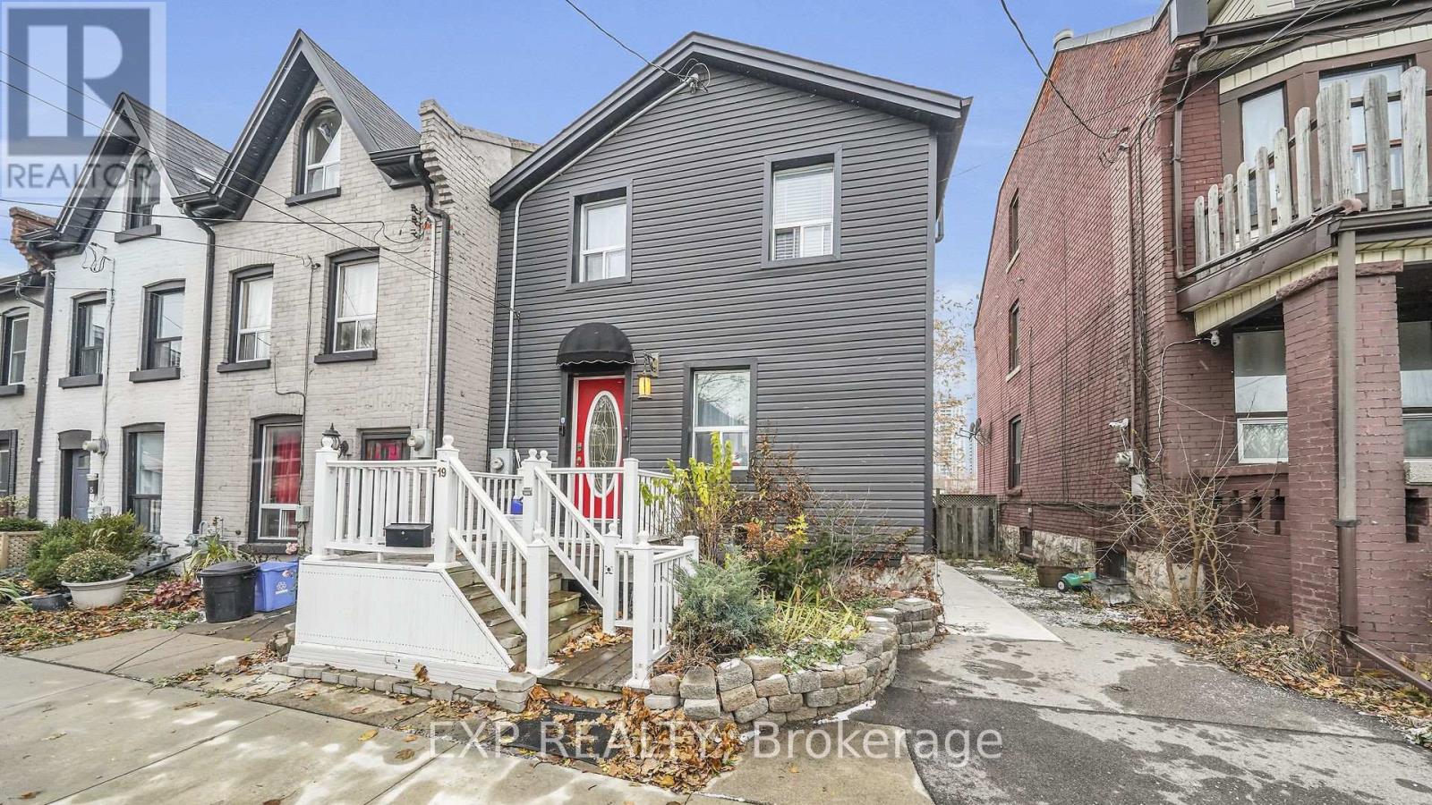 19 Railway St, Hamilton, ON L8R 2R4
