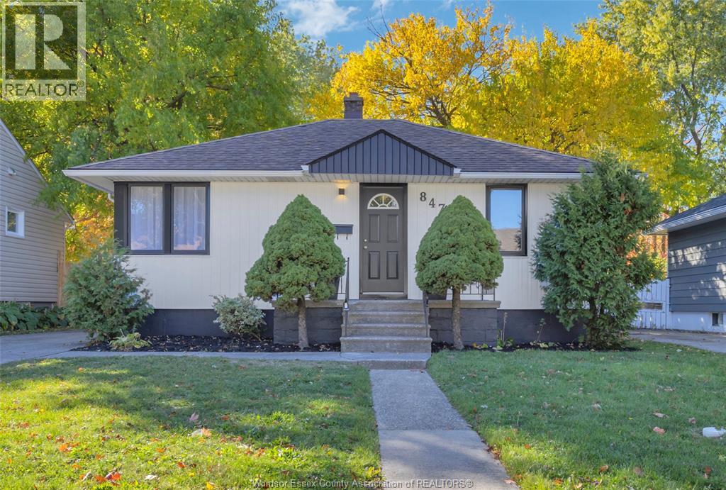 847 Francois Ct, Windsor, ON N8Y 3W5