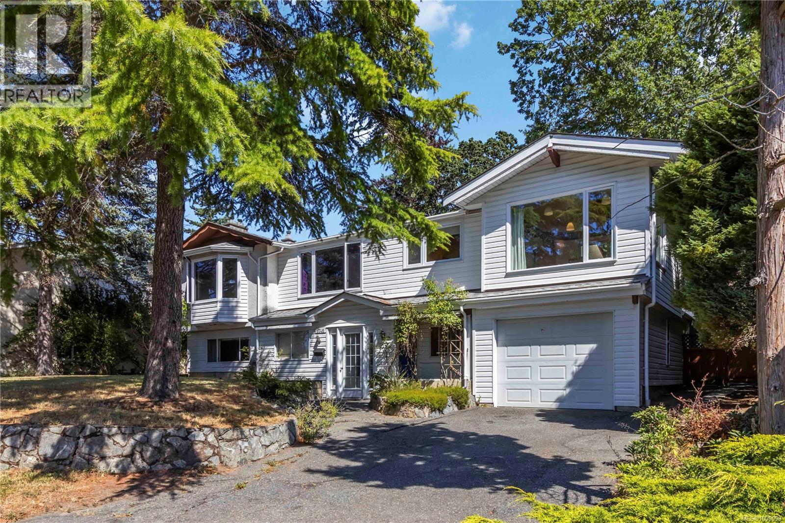 1748 Llandaff Pl, Saanich, BC V8N 4V1