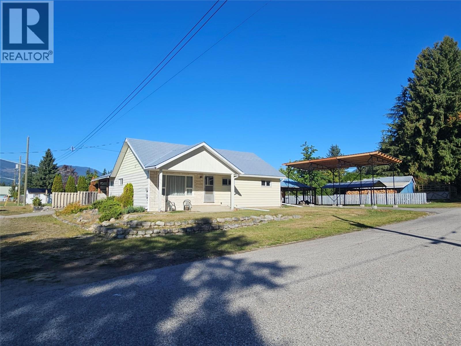 301 5 Street Northwest, Nakusp, BC V0G 1R0