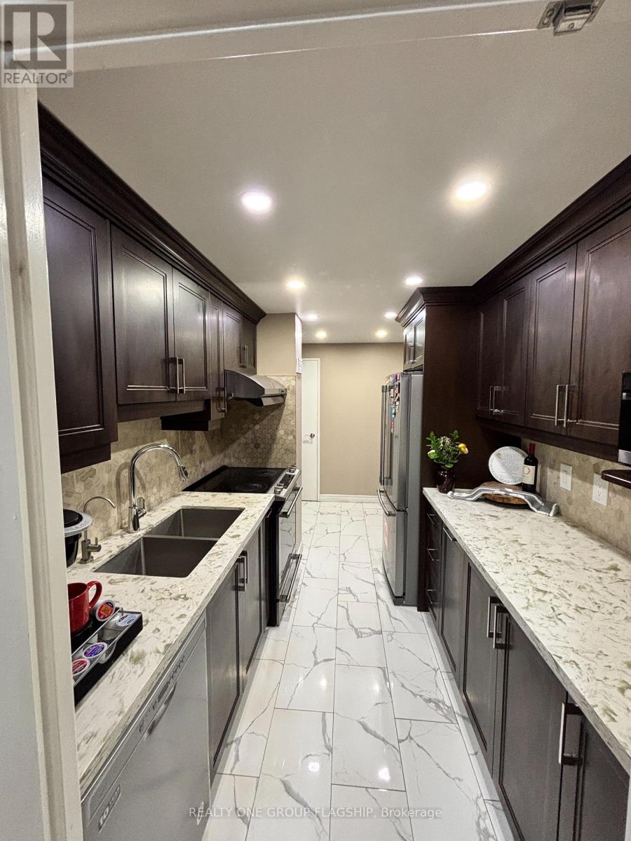 806 25 Silver Springs Blvd, Toronto, ON M1V 1M9
