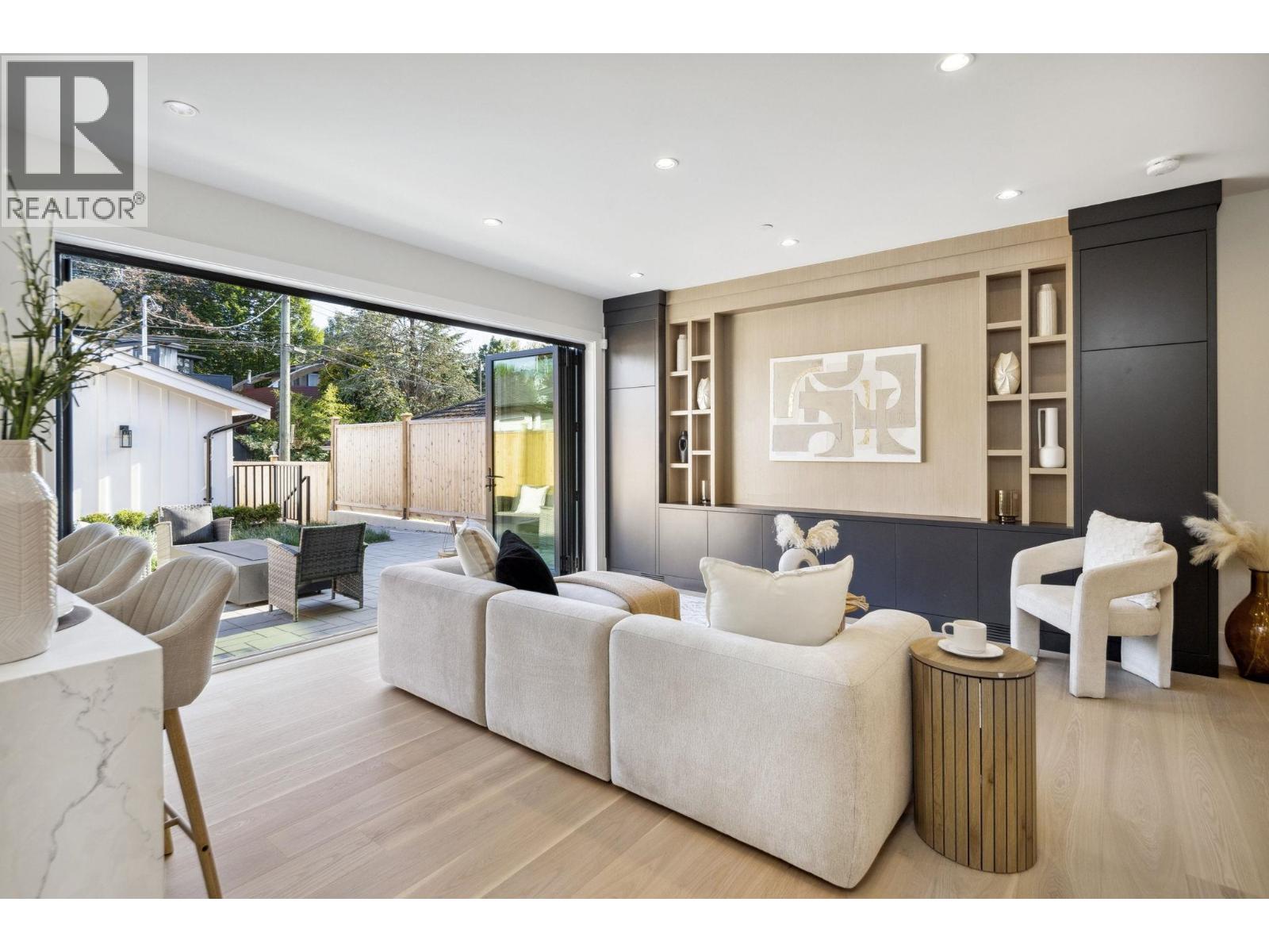 2244 East 11th Avenue #2, Vancouver, BC V5N 1Z6