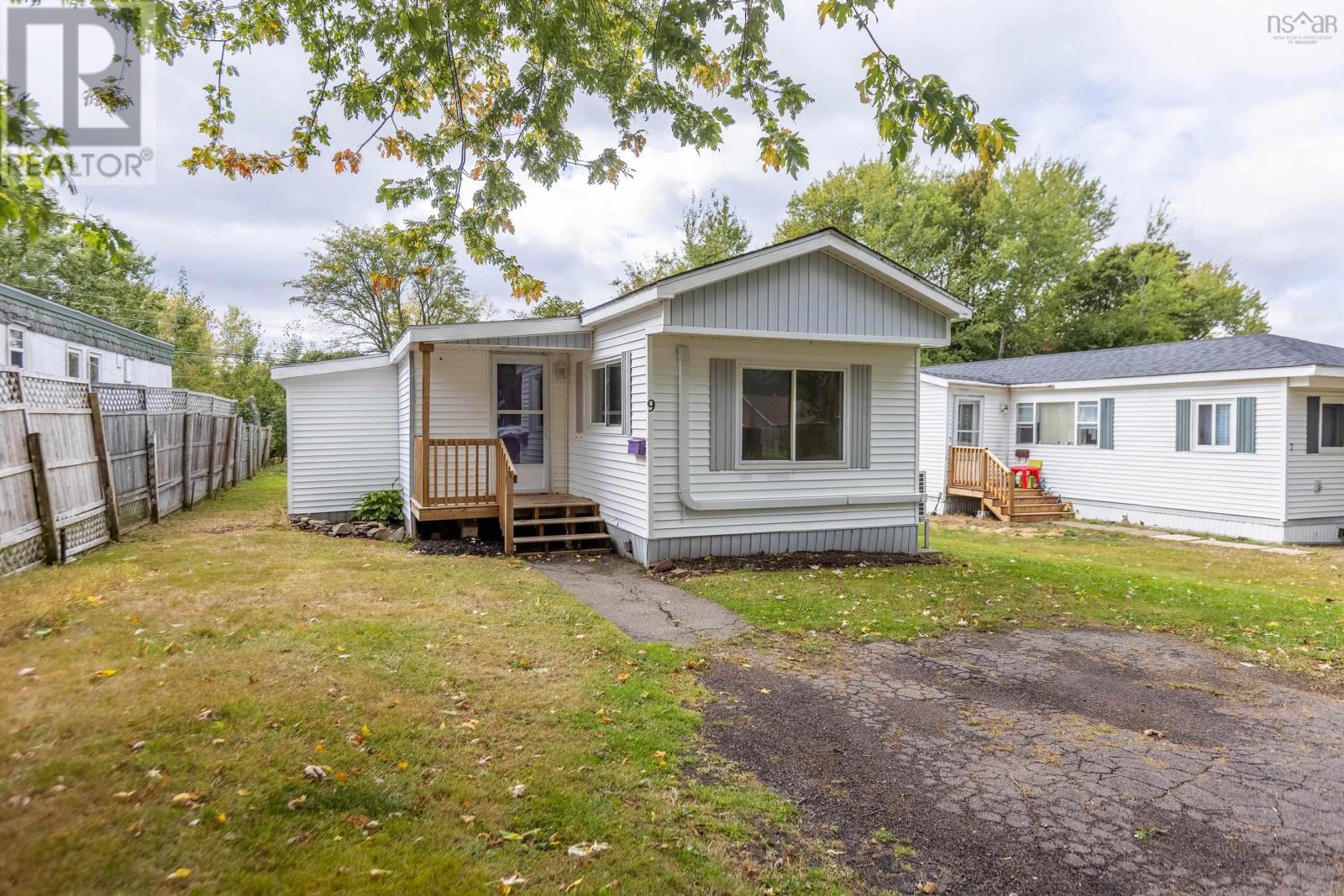 9 Liberty Ln, Amherst, NS B4H 2K5