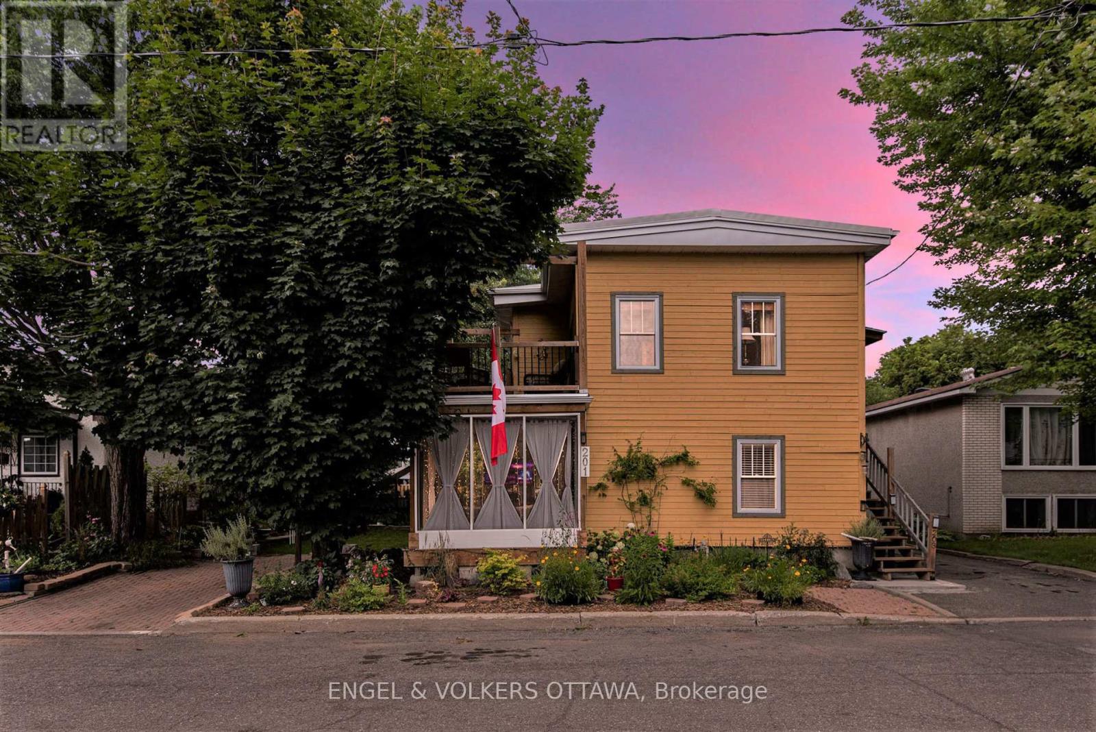 201 203 Heritage Maple Way, Ottawa, ON K1L 6M4