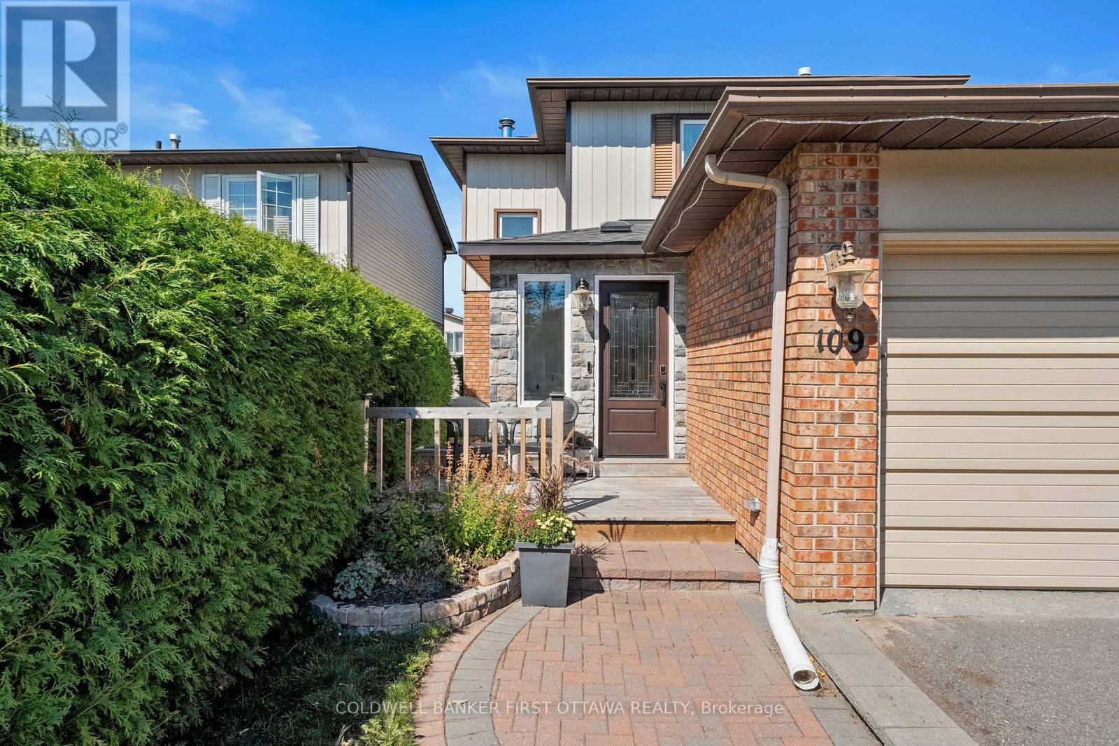 109 Borga Cres, Ottawa, ON K1T 2E1