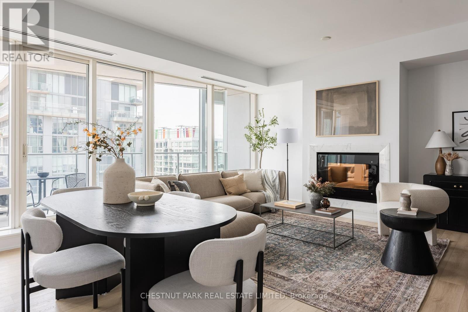 3203 180 University Ave, Toronto, ON M5H 0A2
