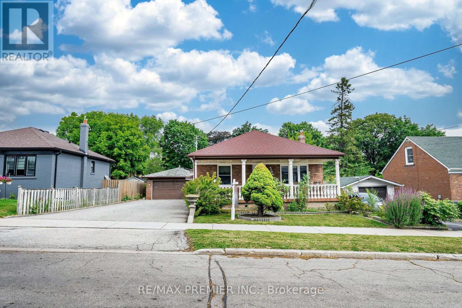 22 Meadow Lane Ave, Toronto Downsview-roding-cfb, ON M3L 1C1