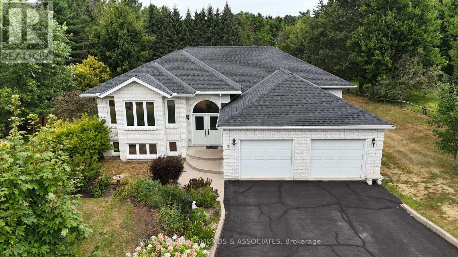 4 Jamie Cres, Petawawa, ON K8H 3N2