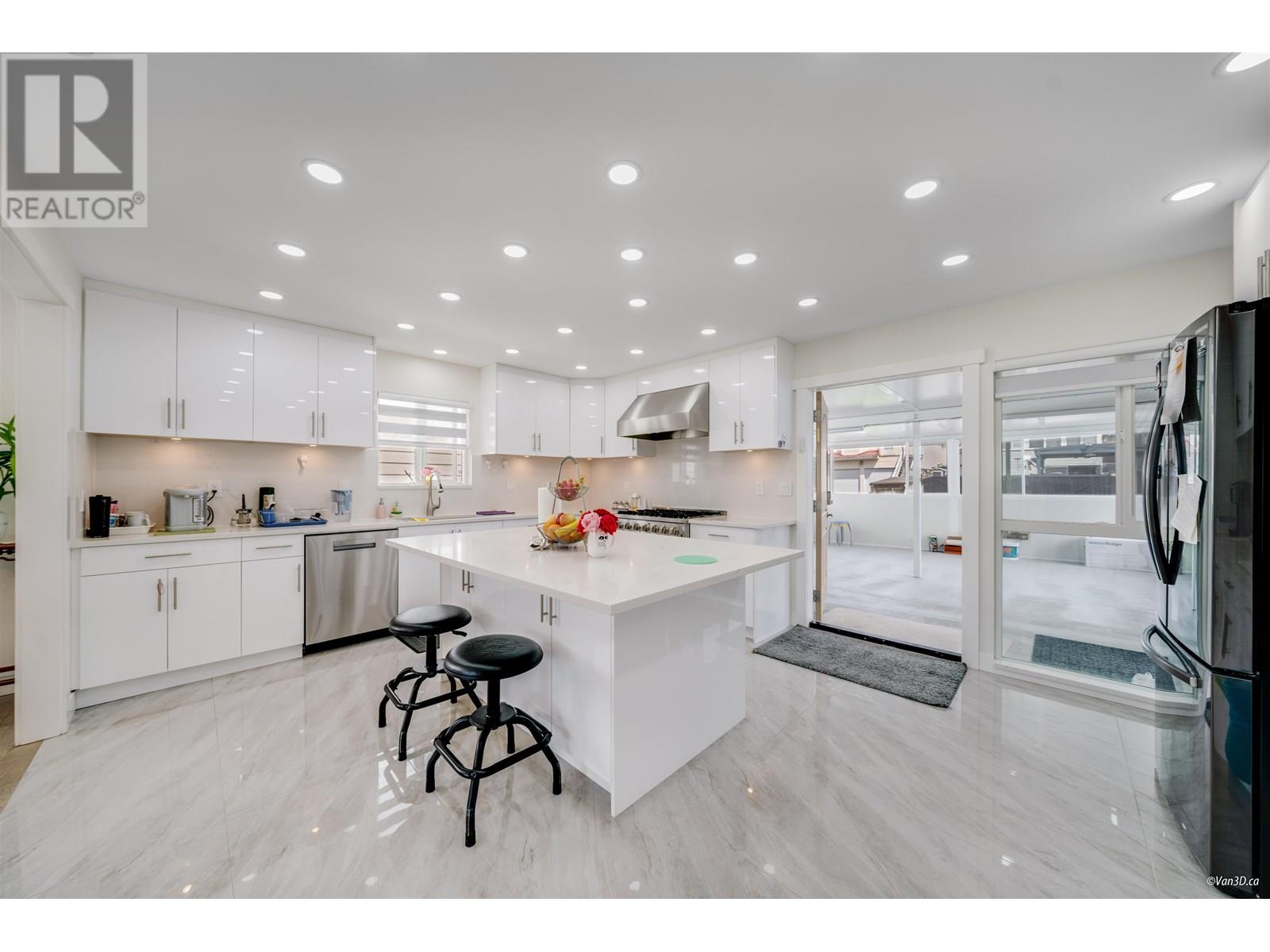 3881 Napier St, Burnaby, BC V5C 3E6