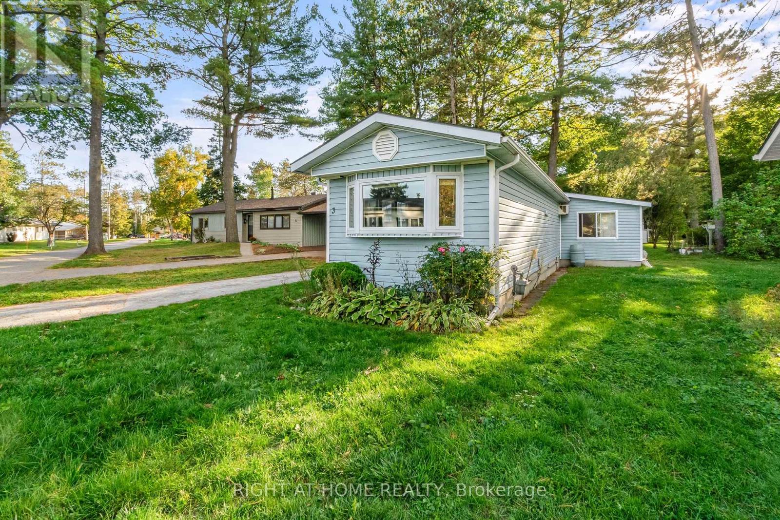 3 Carruthers St S, Wasaga Beach, ON L9Z 1K2